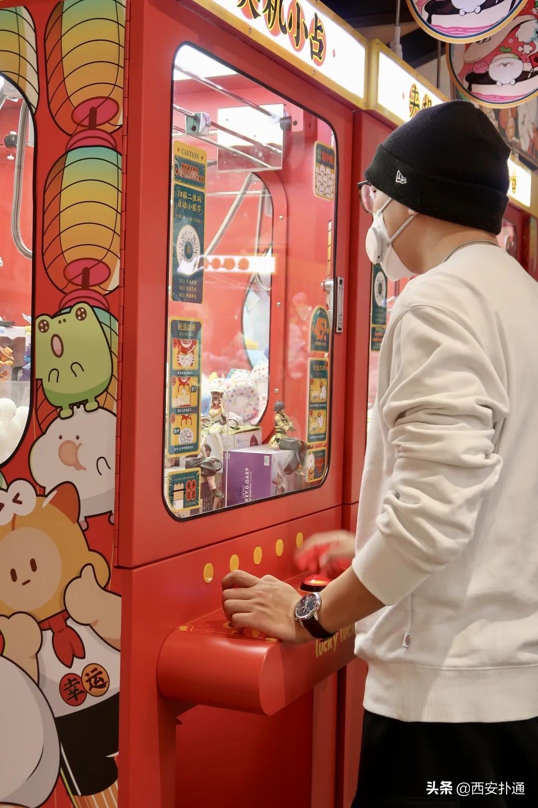 最近很火的夹娃娃机,夹娃娃机超大手办