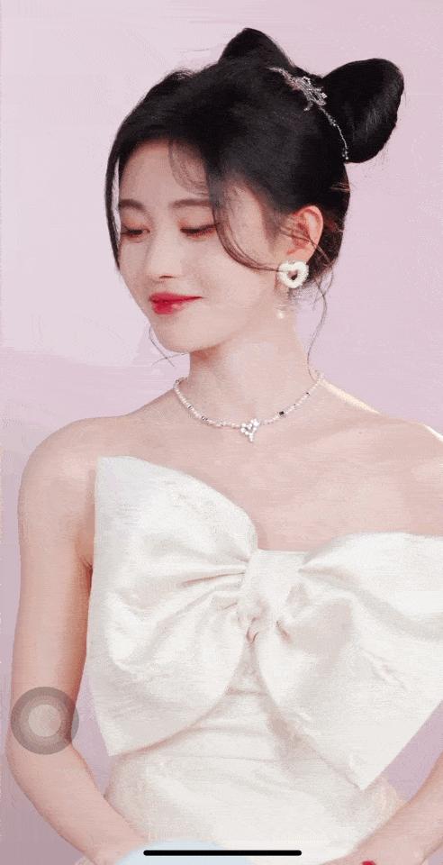 鞠婧祎黑色丝绒礼裙黑蝴蝶结,鞠婧祎粉色蝴蝶结吊带裙舞台花海