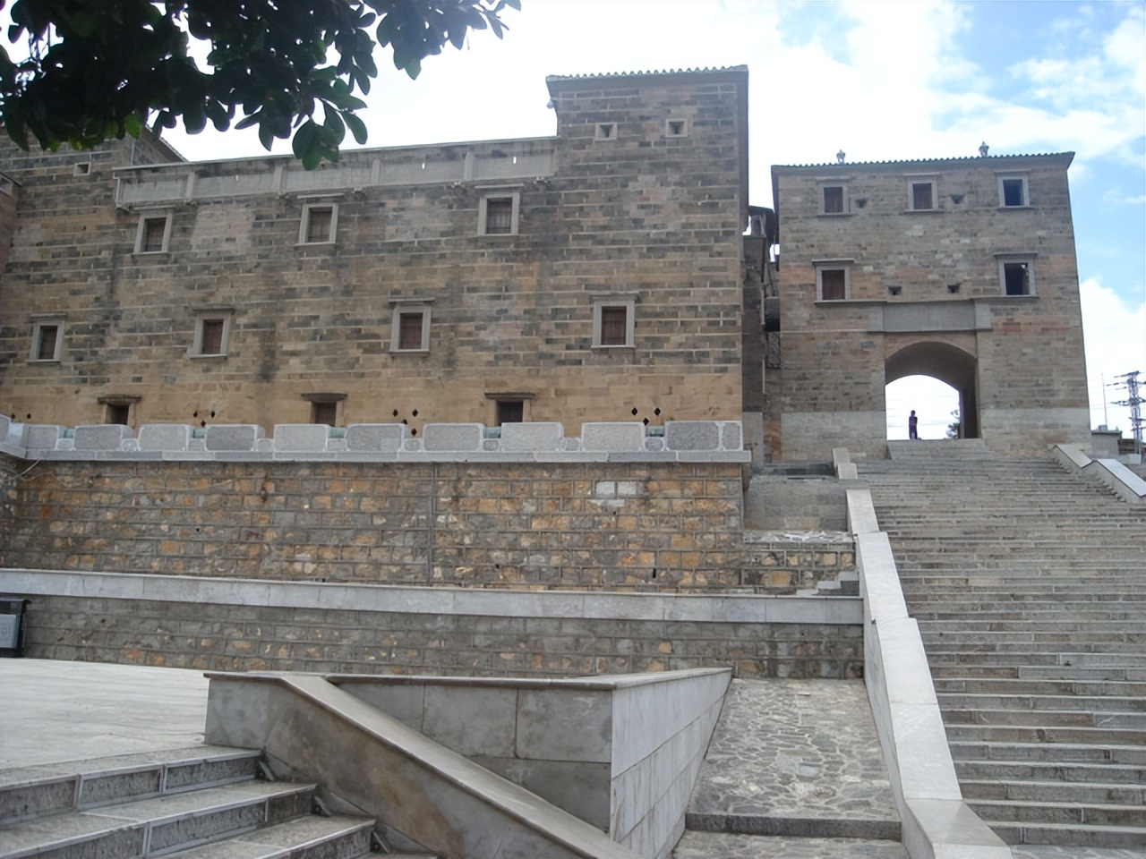 云南侨乡迤萨古城游人醉