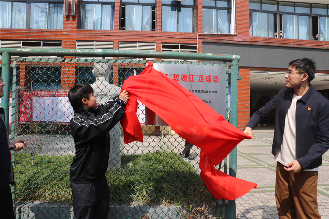 张琳艳获家乡奖励女足,女足队员张琳艳载誉而归