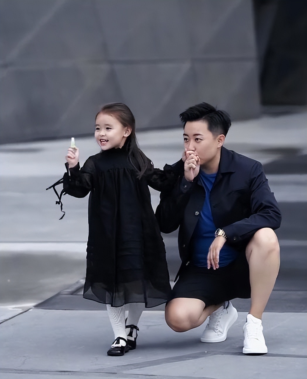 抖音90后网红富婆、日常养豹、出行包专机、到底是一种什么体验？