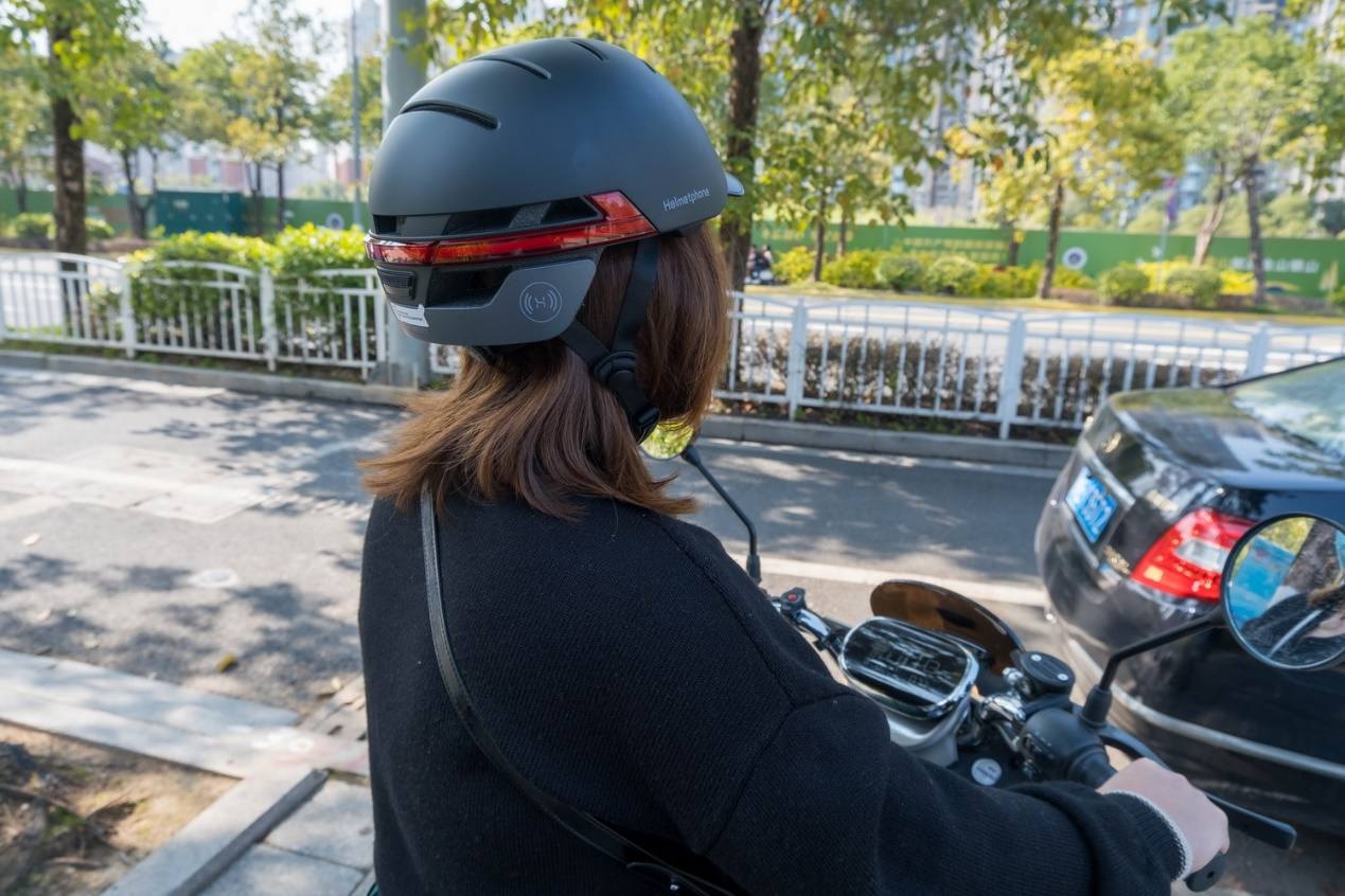 头盔有蓝牙耳机的效果,一款炫酷的智能头盔