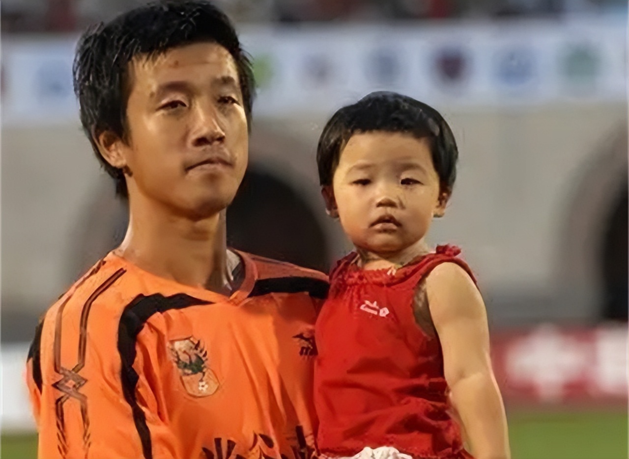 落魄的前大连国脚，与娇妻离异独自抚养女儿，为生计不惜当司机