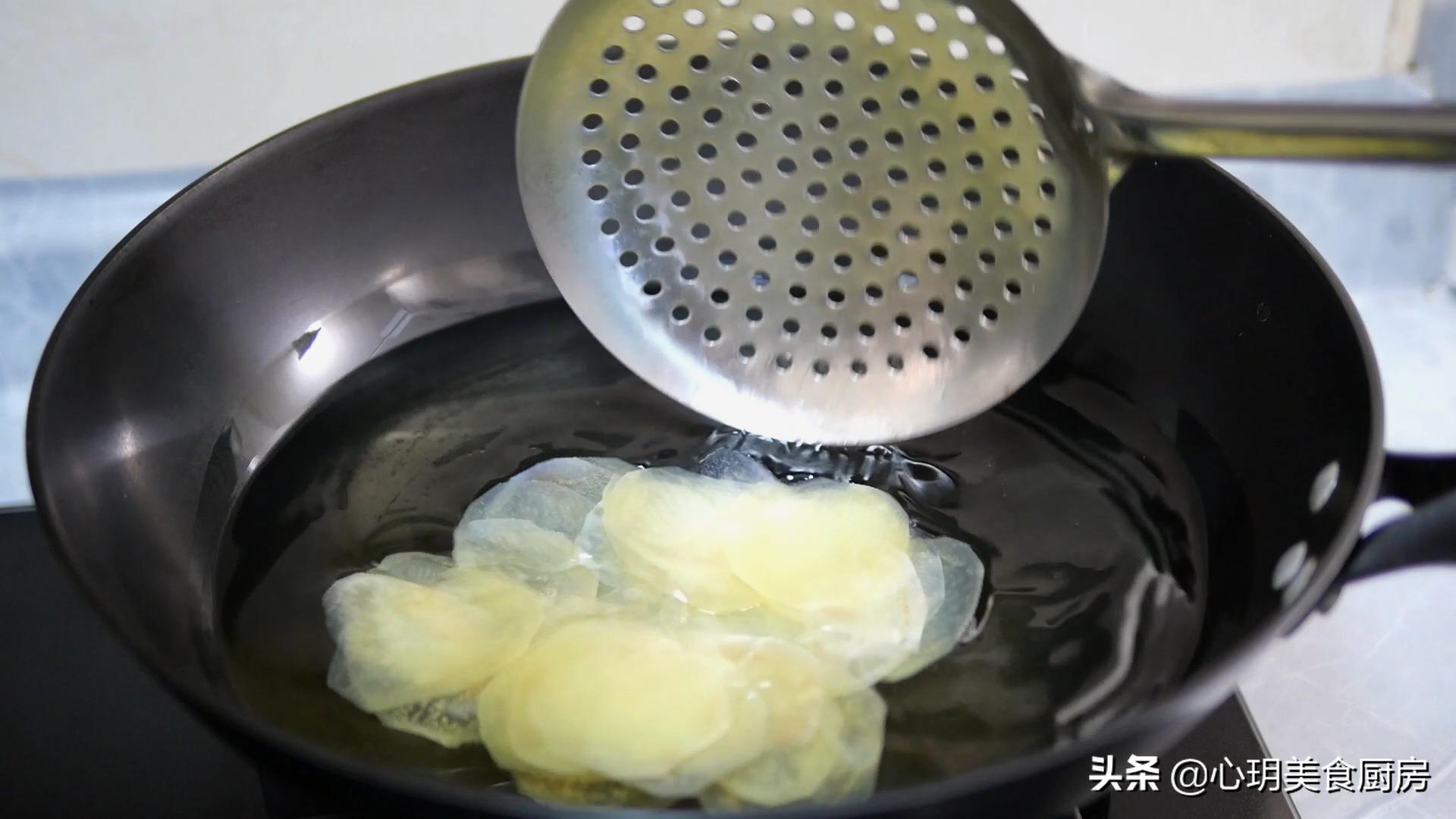 怎么用土豆炸薯片最简单的方法,在家用土豆就能做的炸薯片