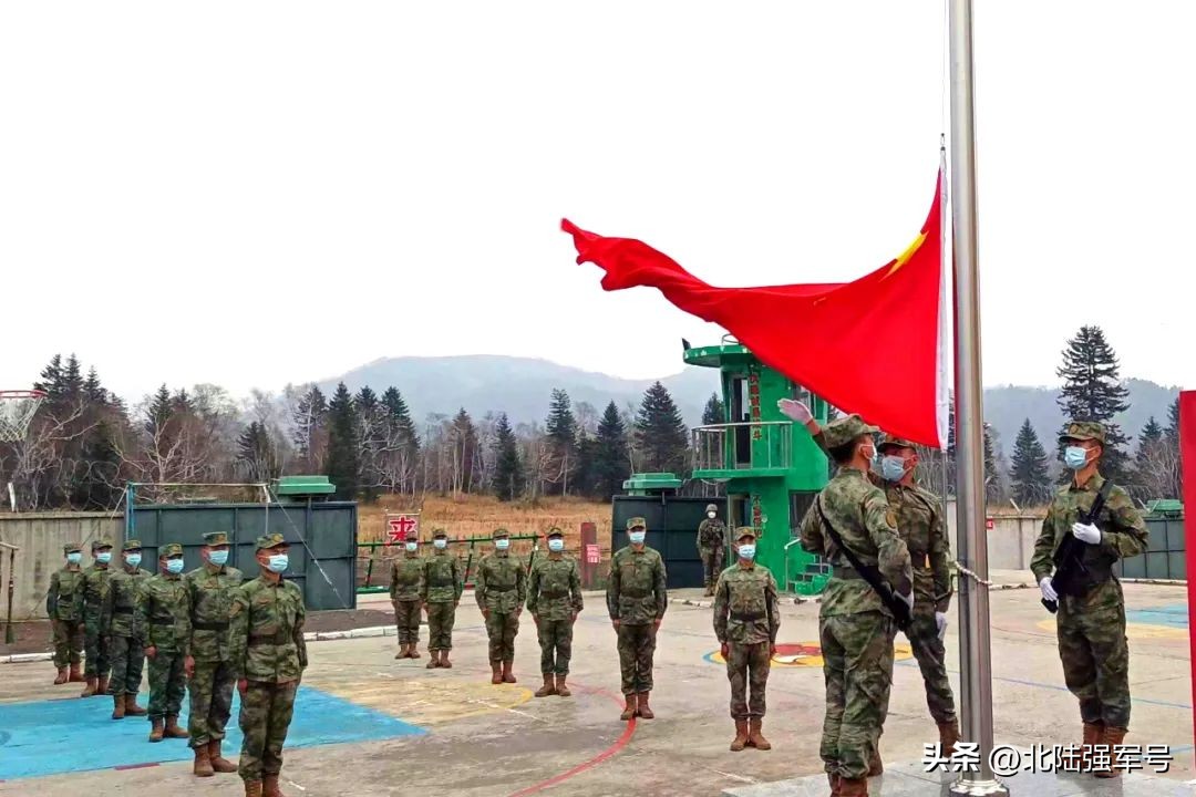 敬礼鲜艳的五星红旗,鲜艳五星红旗下敬礼视频