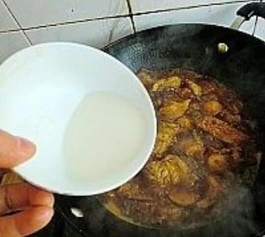 炒菜怎么知道放多少盐才合适,炒菜盐放得多对身体有什么害处