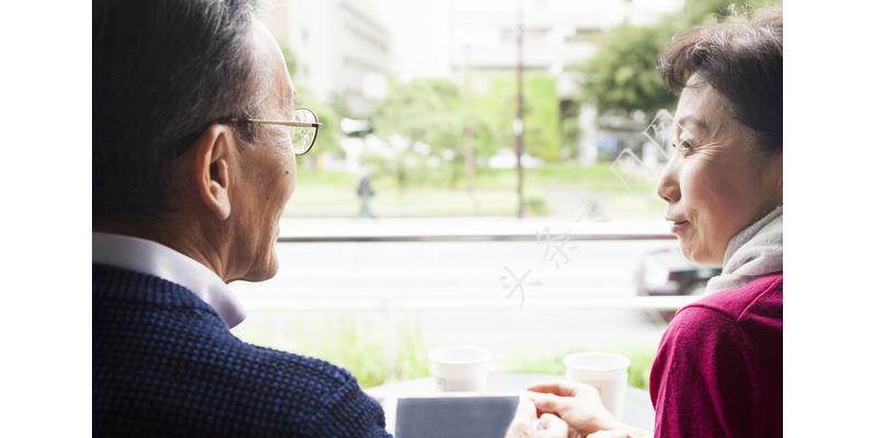 未婚老伴工资12500，却说只有2500，儿子告诉我真相我哭了