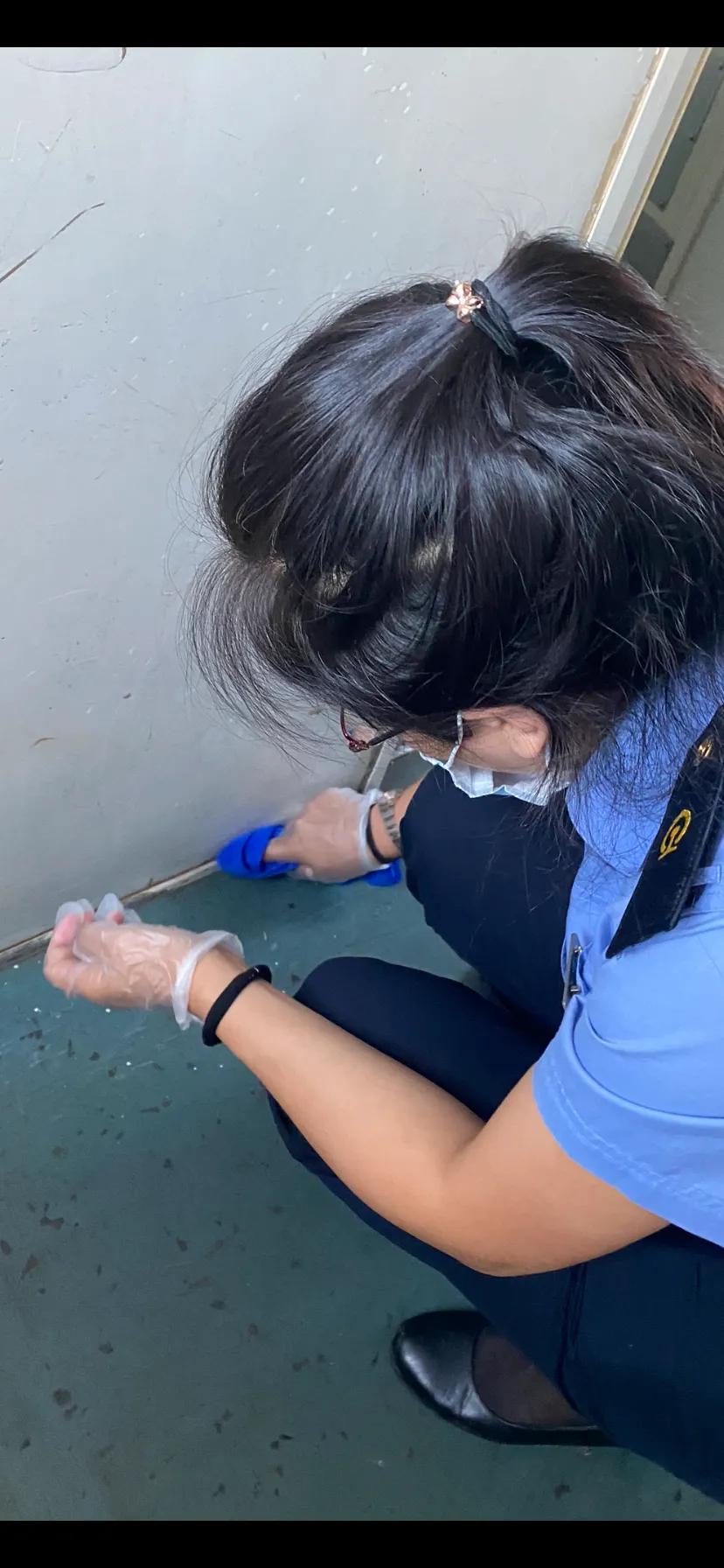 火车厕所里为啥放个瓶子？