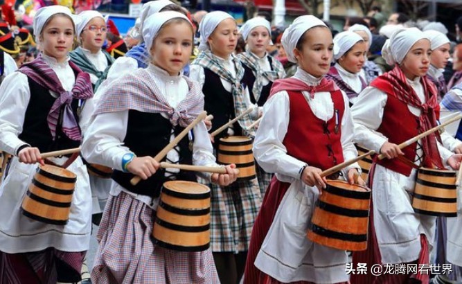 「龙腾网」为什么天生黑发的白种人如此少见？