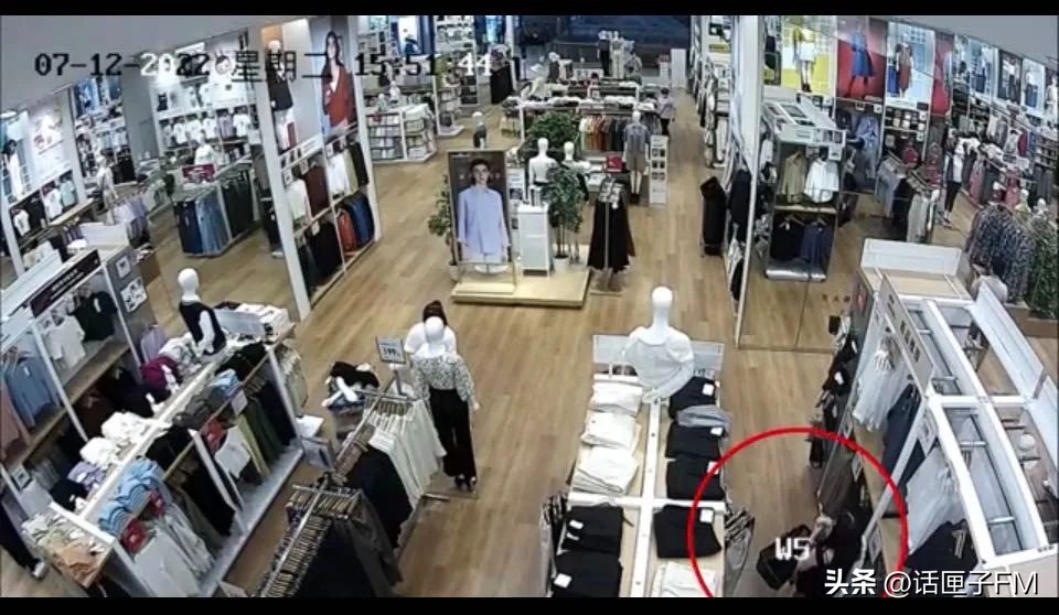 年轻女子盗窃被抓最新消息,女白领偷东西最终被警察抓