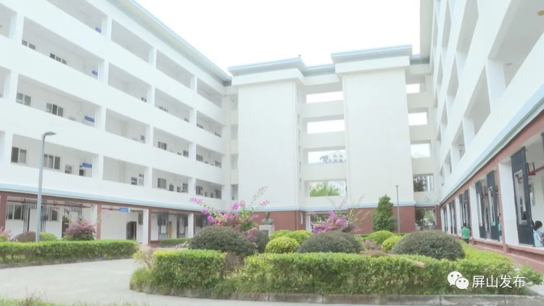 两江开学围观各校花样仪式满满,屏山中学开学典礼