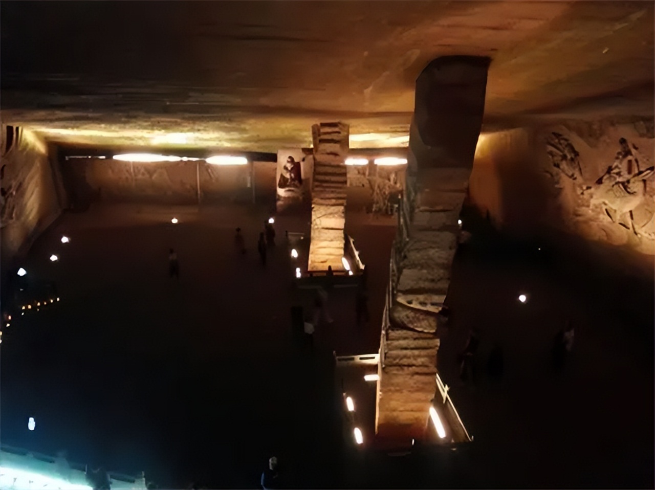 浙江水塘抽干发现宫殿,水潭被村民抽干后惊现千年宫殿