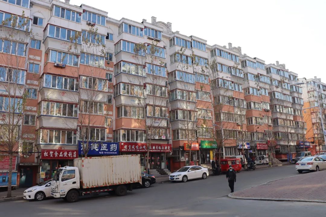 鹤岗乌托邦别墅地址,鹤岗乌托邦烤羊腿南山店