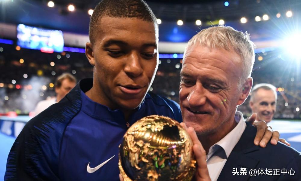 姆巴佩有资格当法国队队长,姆巴佩当选法国队队长与德尚握手