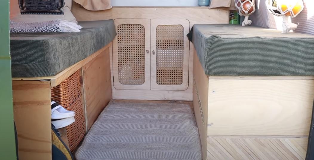 房车里的蜗居生活,国外夫妻房车生活