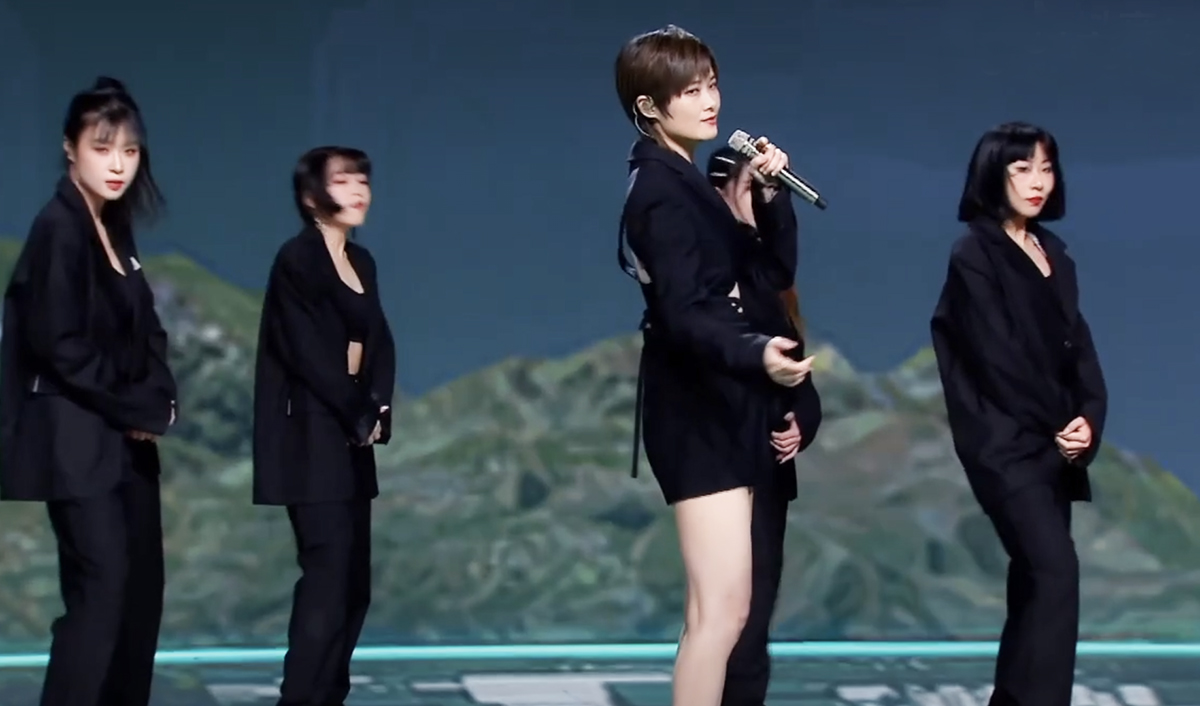 歌手2020周深夺冠现场完整版,周深李宇春星光大赏现场