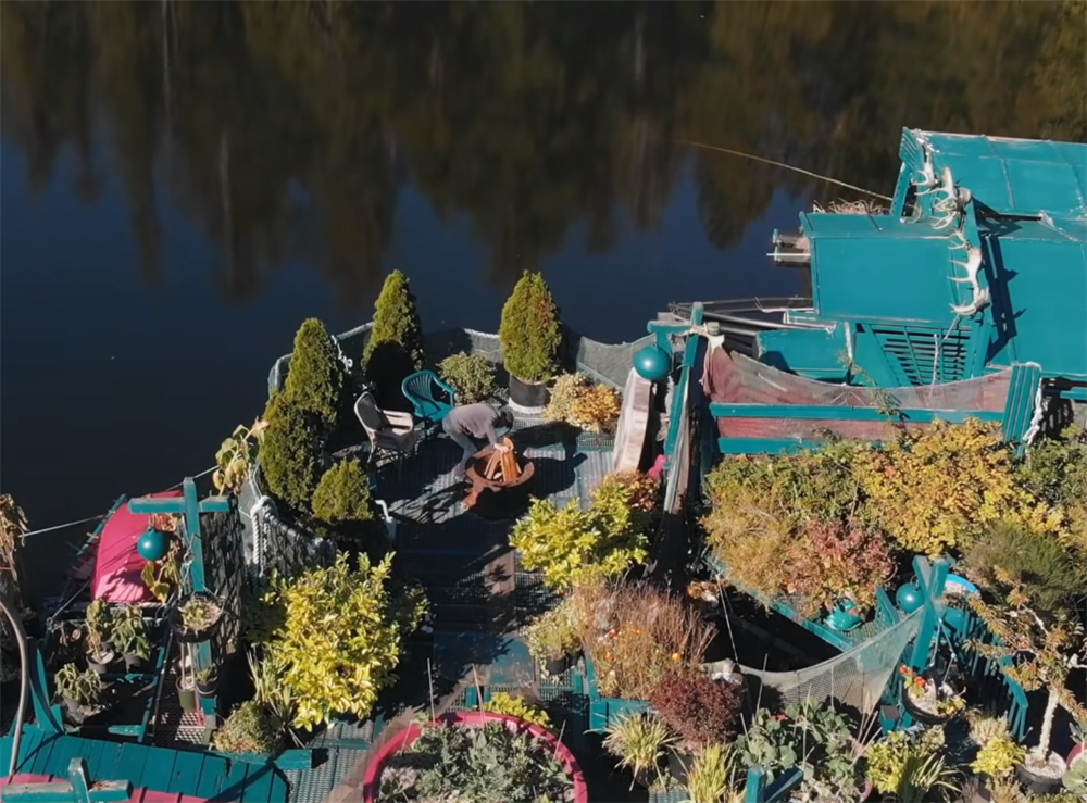 夫妻二人买下海岛过起隐居的生活,夫妻隐居小岛与世隔绝