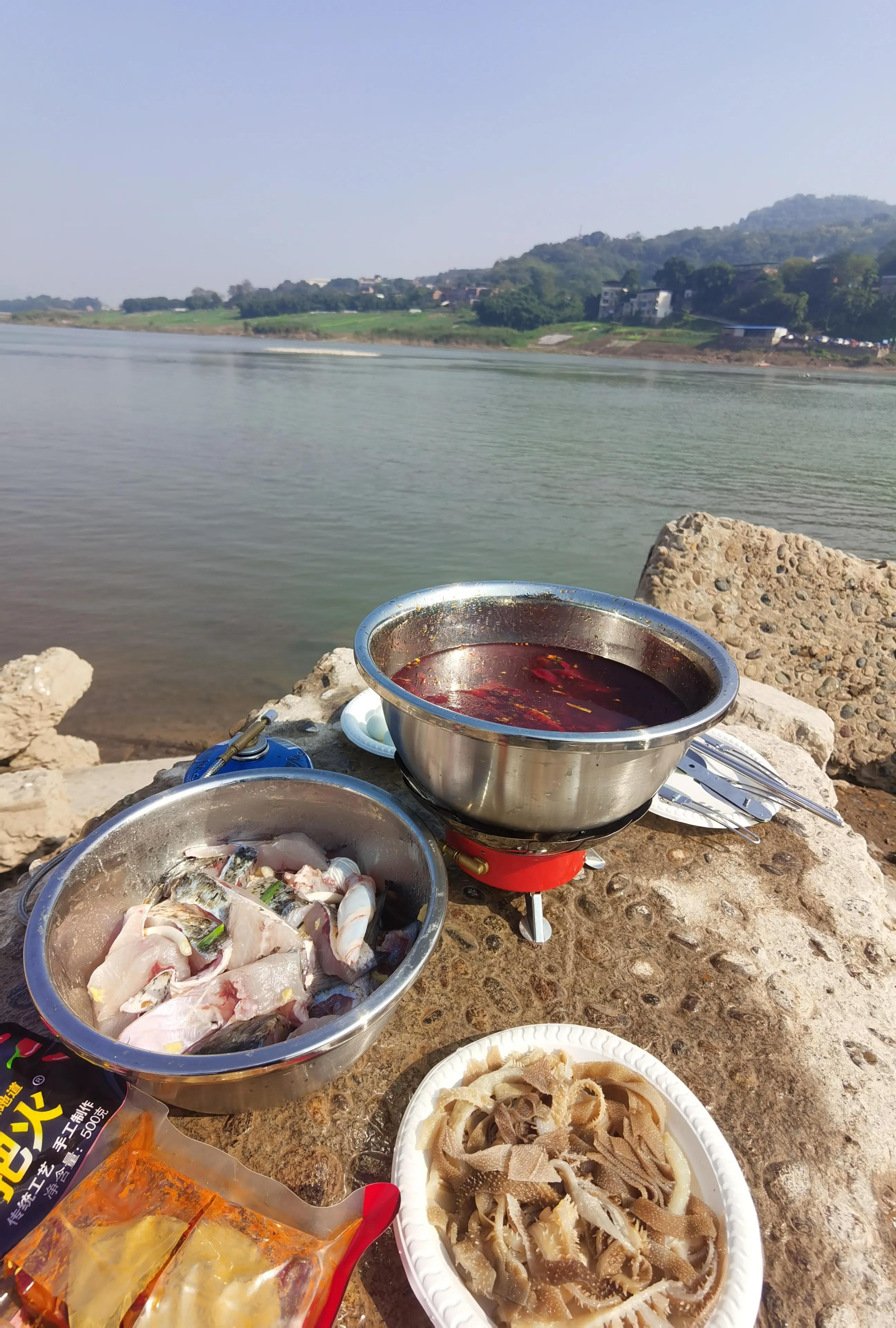 重庆两江夜游船上吃火锅,重庆南滨路船上吃火锅