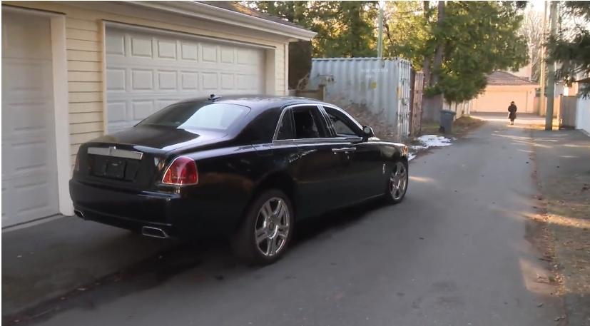 女儿不爱坐劳斯莱斯！华人男子花4年把它改成电动车