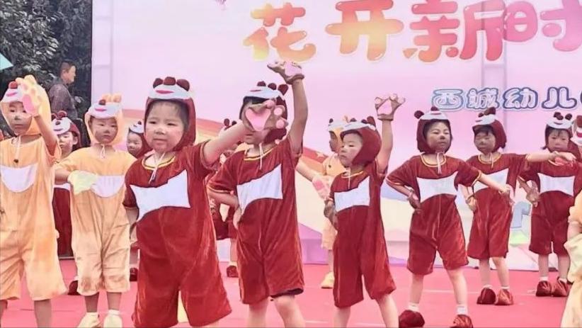 幼儿园庆六一活动报道,花开新时代童心向未来朗诵视频