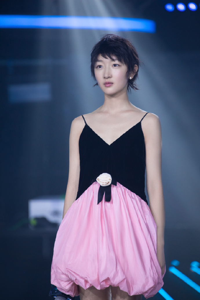 有一种“尴尬”,叫周冬雨玩性感