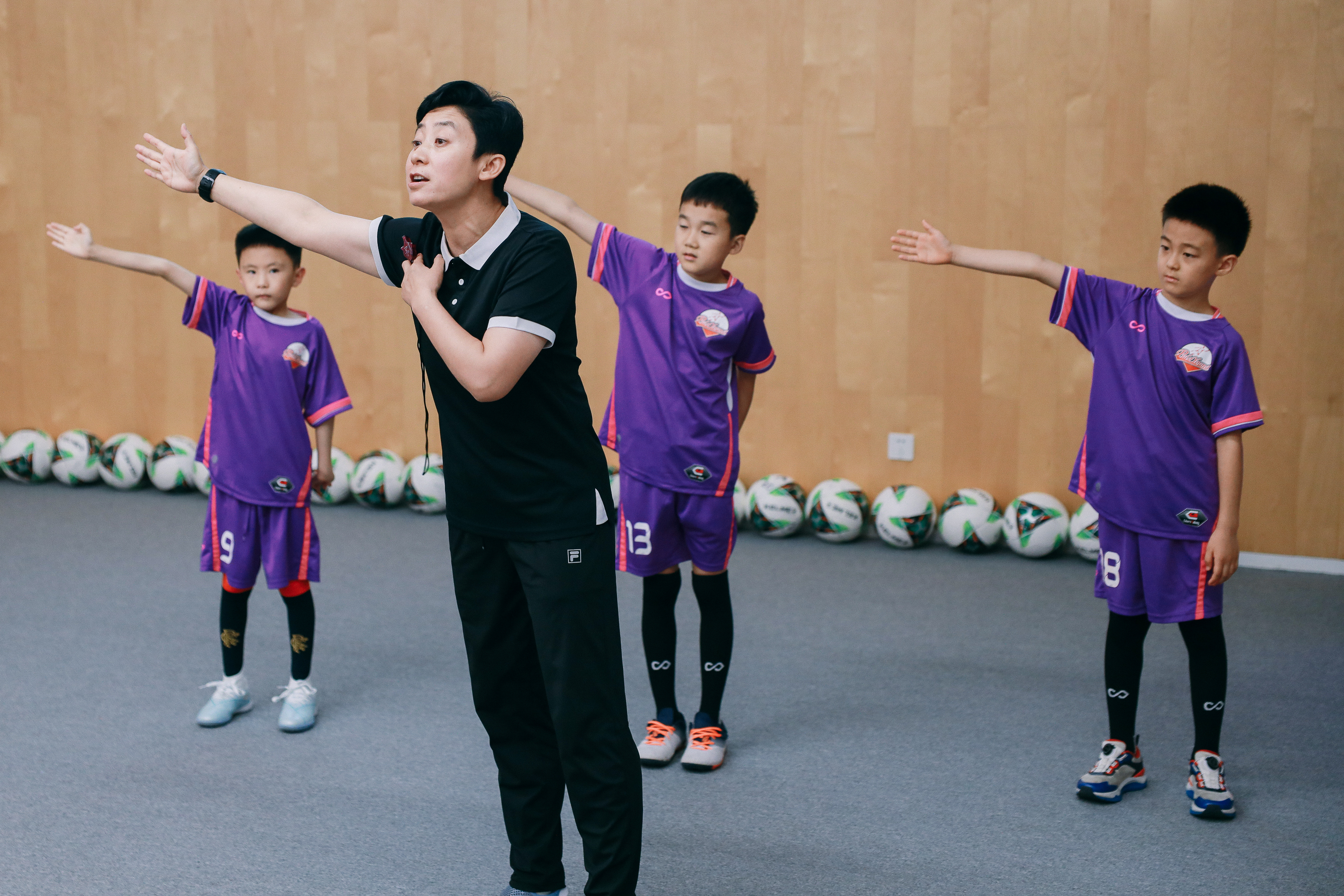 刚入足球队,刚入门踢球