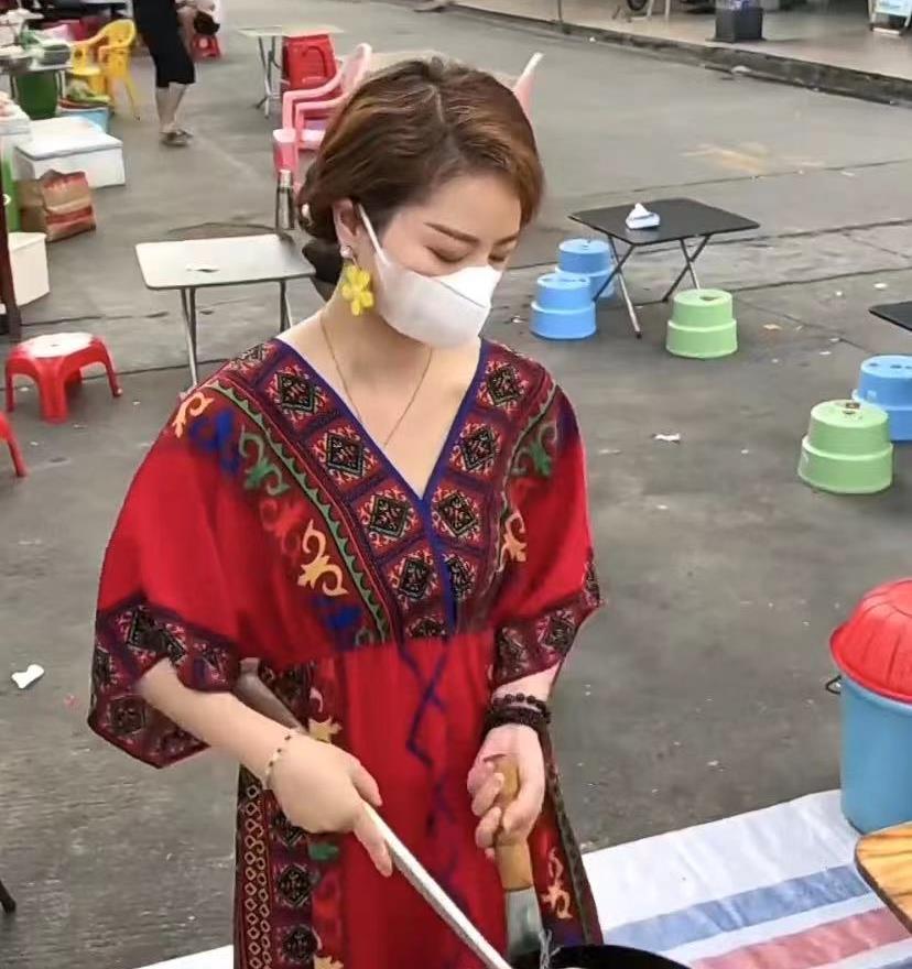 广州“炒冰姐”火了,老板娘穿抹胸生意好到排队,弯腰让人不淡定