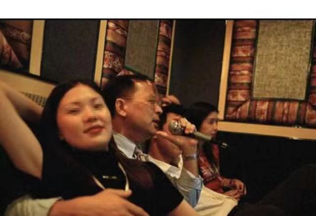 不忍直视！山东国企董事长KTV里点有偿小姐，现场诸多画面爆出