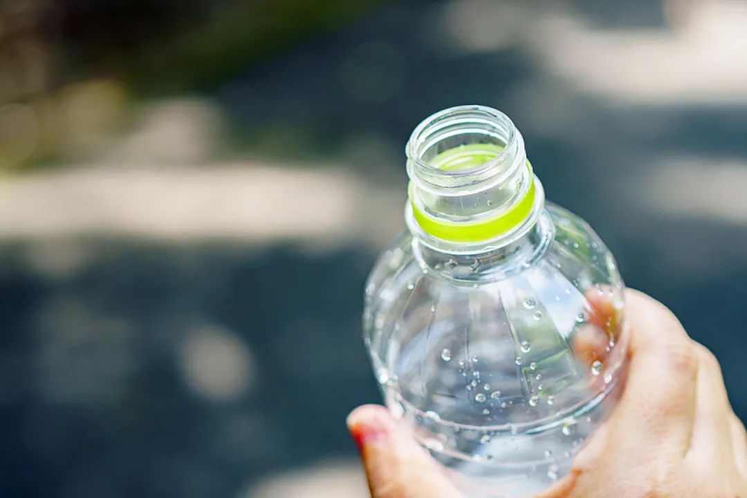 过期一天的啤酒可以喝吗,过期几天的瓶装水还能喝吗