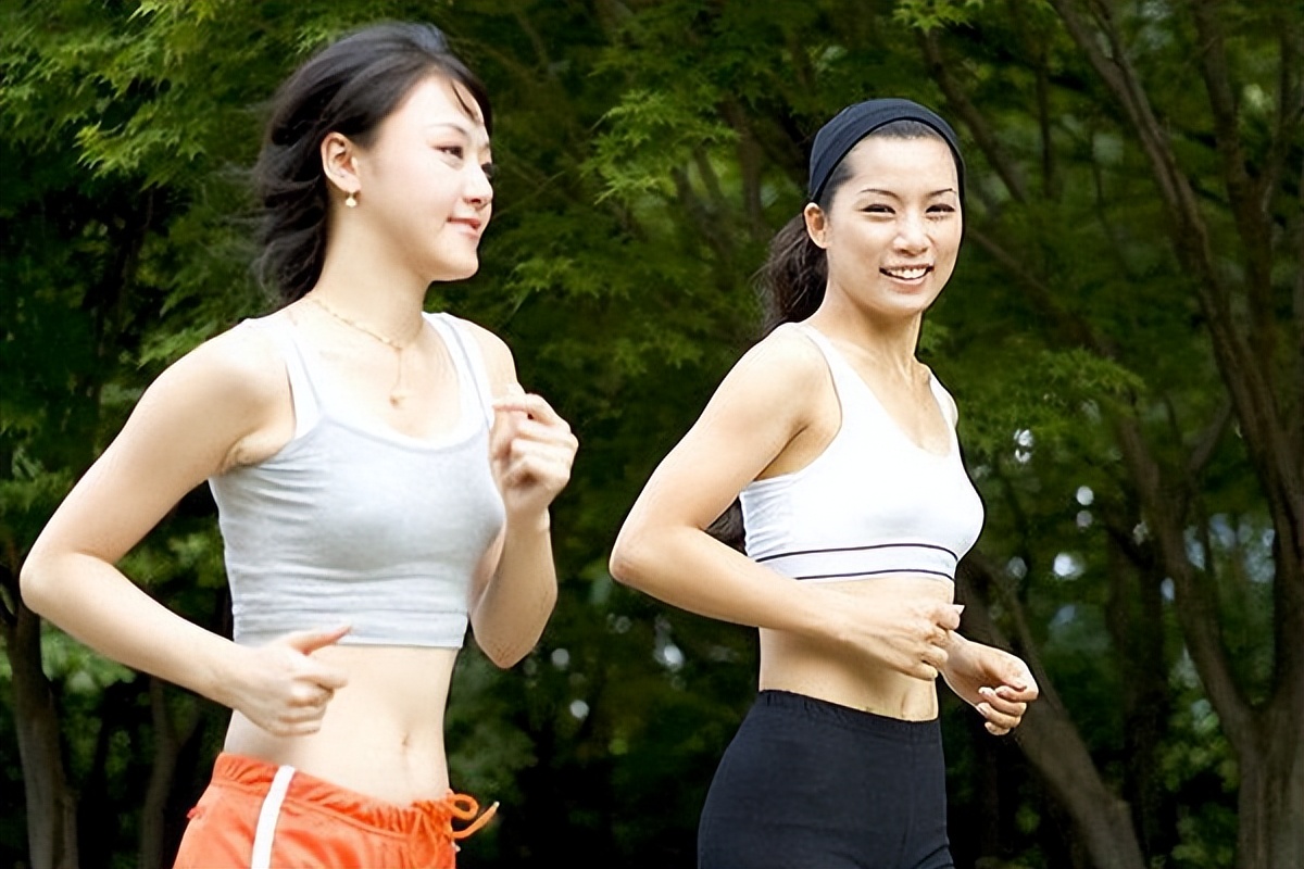 女生月经期间尿血是怎么回事,女孩第一次来月经怎么是褐色的