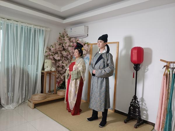 顺便科普一下唐朝的礼仪手势,相揖礼和叉手礼