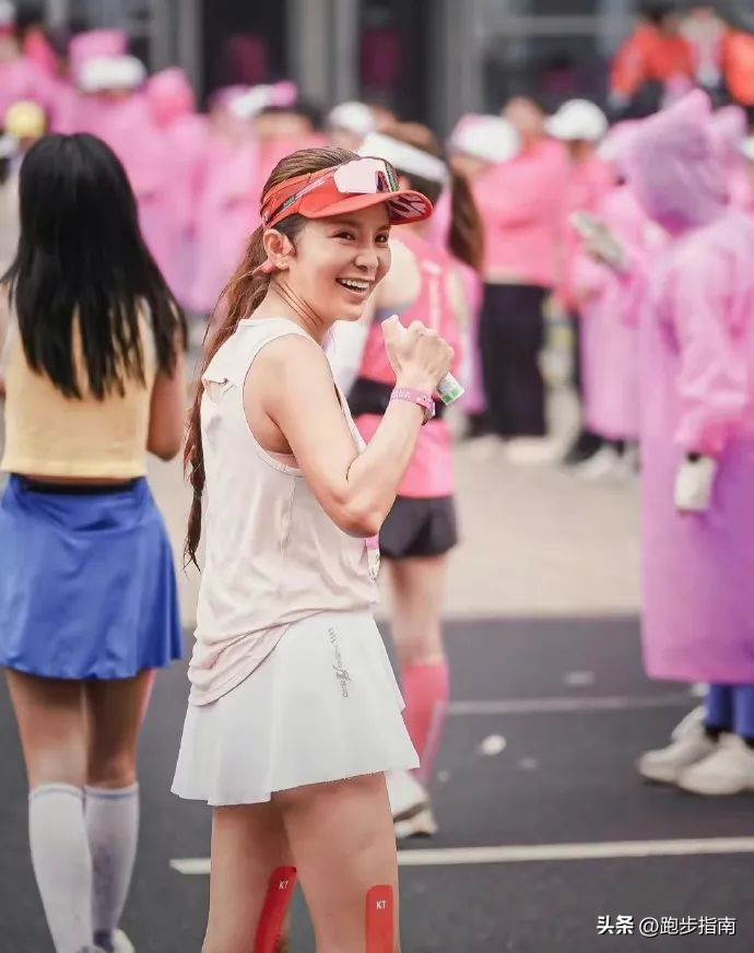 朱迅说跑马拉松的人都是有故事的,50岁朱迅带伤参加马拉松