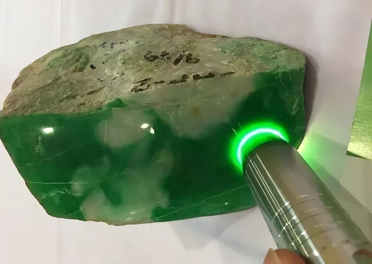 拼多多买翡翠原石可靠吗,拼多多的翡翠原石为什么这么便宜