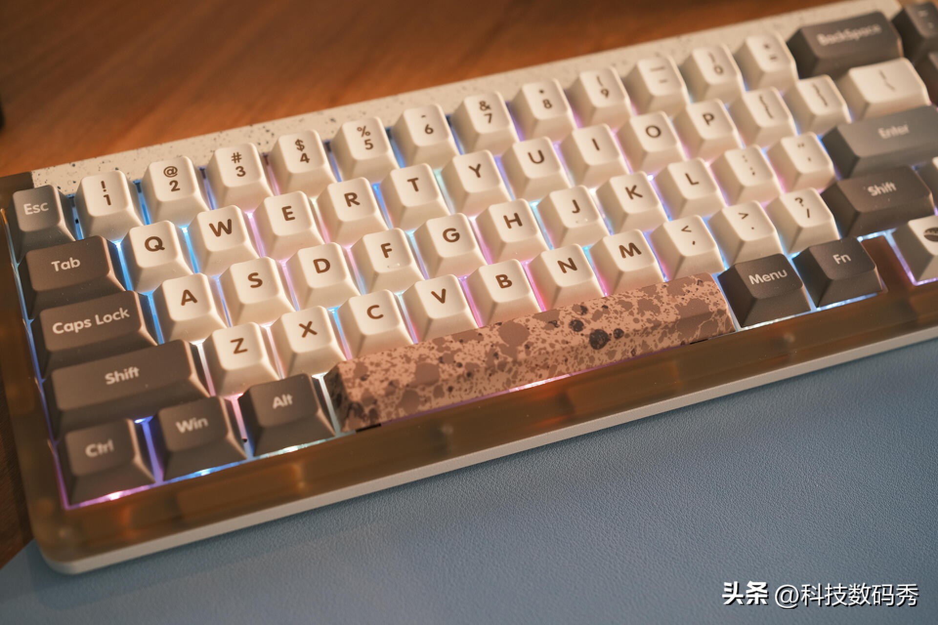 大理石般的美感，IDOBAOID67PLUS机械键盘测评，手感与颜值并存