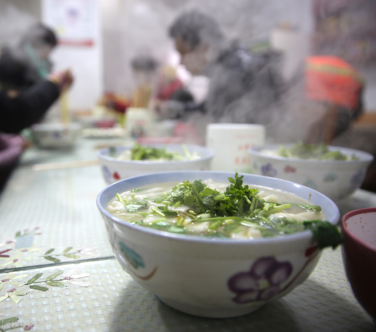 河南6旬夫妻卖烩面20年月挣万元，现在发愁面馆生意没人愿意接班