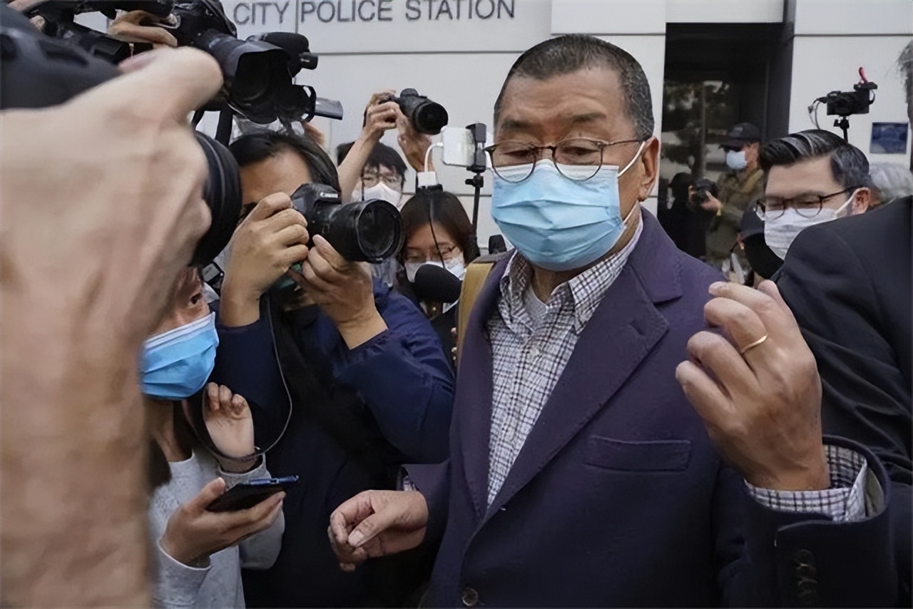 乱港头目*智英黎**，资助反对派的档案，堆起来有两米高，终将被清算