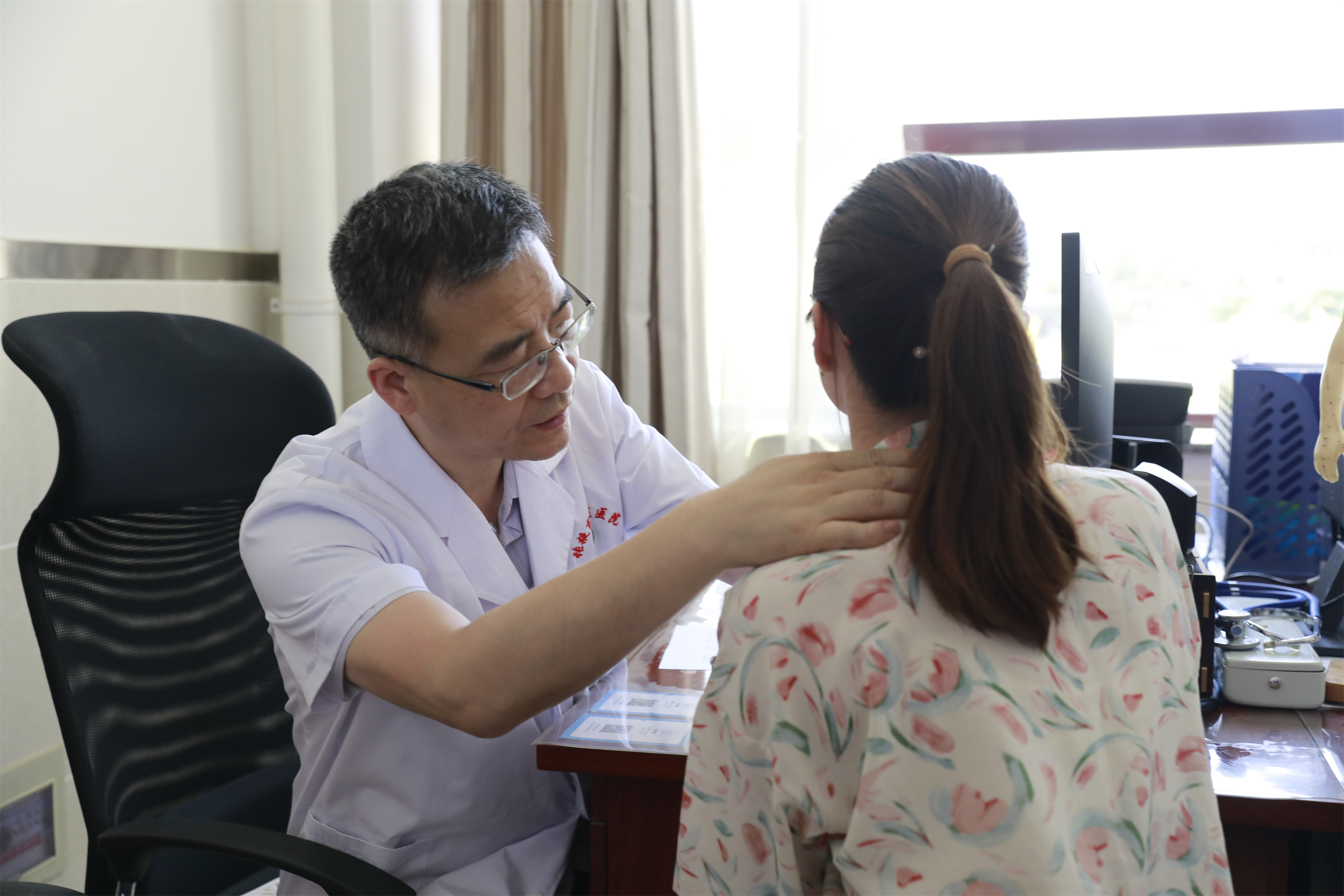 一代大医米伯让先生铜像揭幕全国名中医米烈汉优秀人才专家工作室授牌典藏书籍捐赠仪式在张掖市中医医院举行