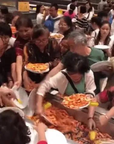 宝马涉事女员工,被网暴的宝马员工