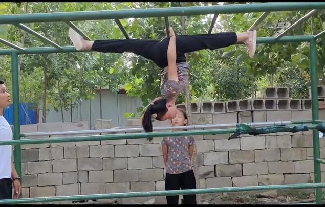 江苏80后爸爸带三个孩子练武术,父亲带三个孩子练武术基本功