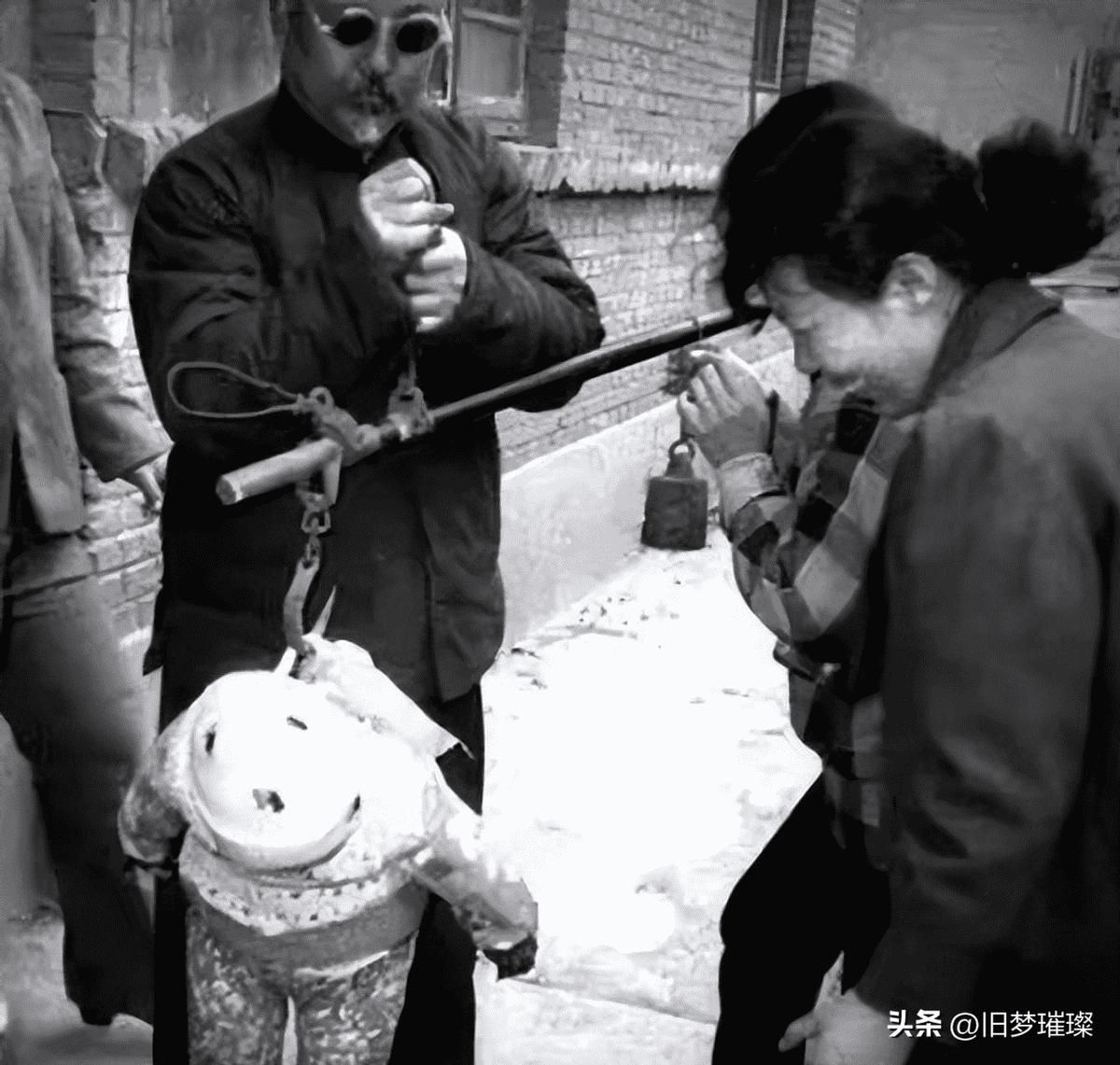 高清老照片：旗人格格大腿岔开豪放洗衣，地主三妻四妾不输女明星