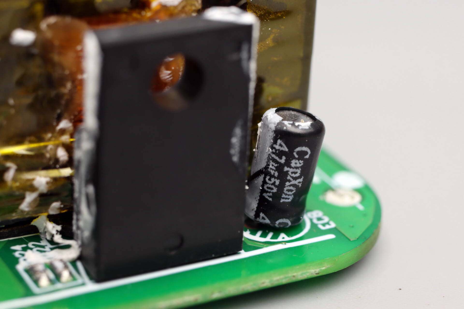 公牛新款67w快充插座拆解,公牛防过充保护插座拆解