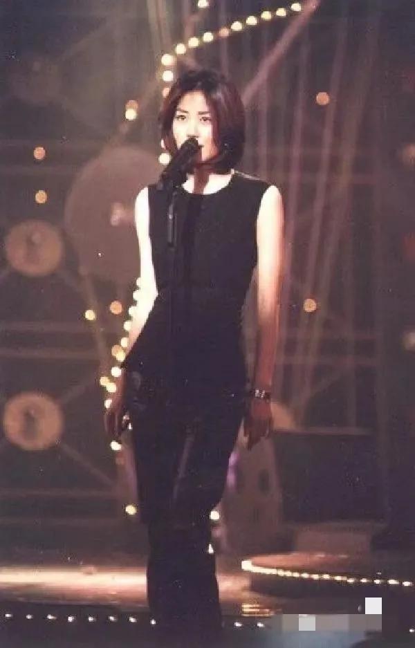 “时尚天后菲，比西太后马吉拉还牛B！”