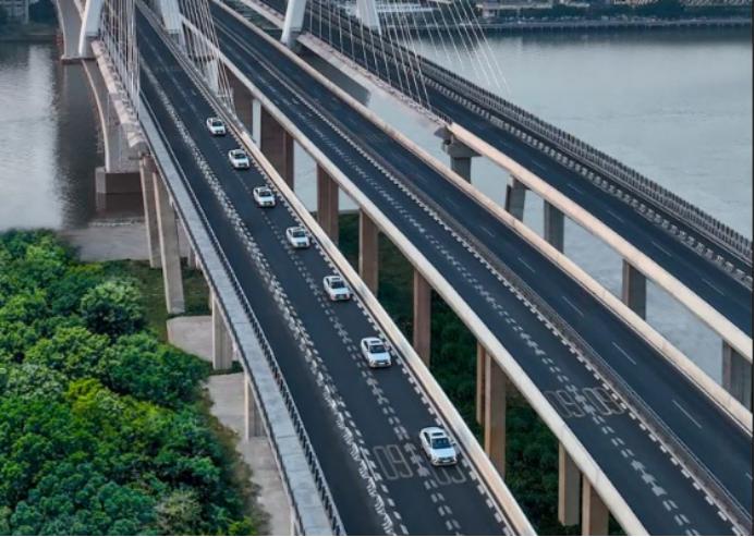 轩逸、朗逸该退位了，10万级首选吉利帝豪LHi·P，油耗低、够安全