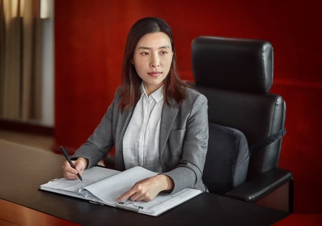 从工厂小妹逆袭为申通霸总，146亿卖掉申通后，靠卖雨伞又挣200亿