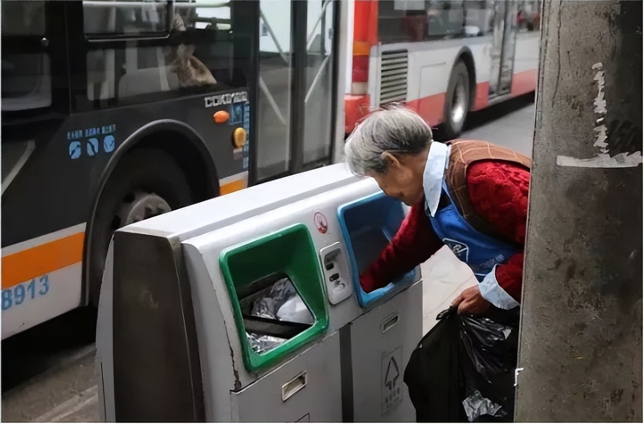 成都口袋婆婆：拾荒20年，养活两个病患，三代人，直言：死不成