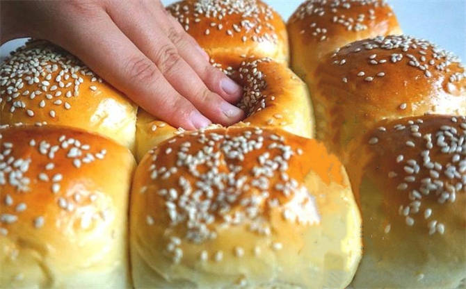 鸡蛋牛奶早餐饼教学 (早餐面包牛奶鸡蛋教程)