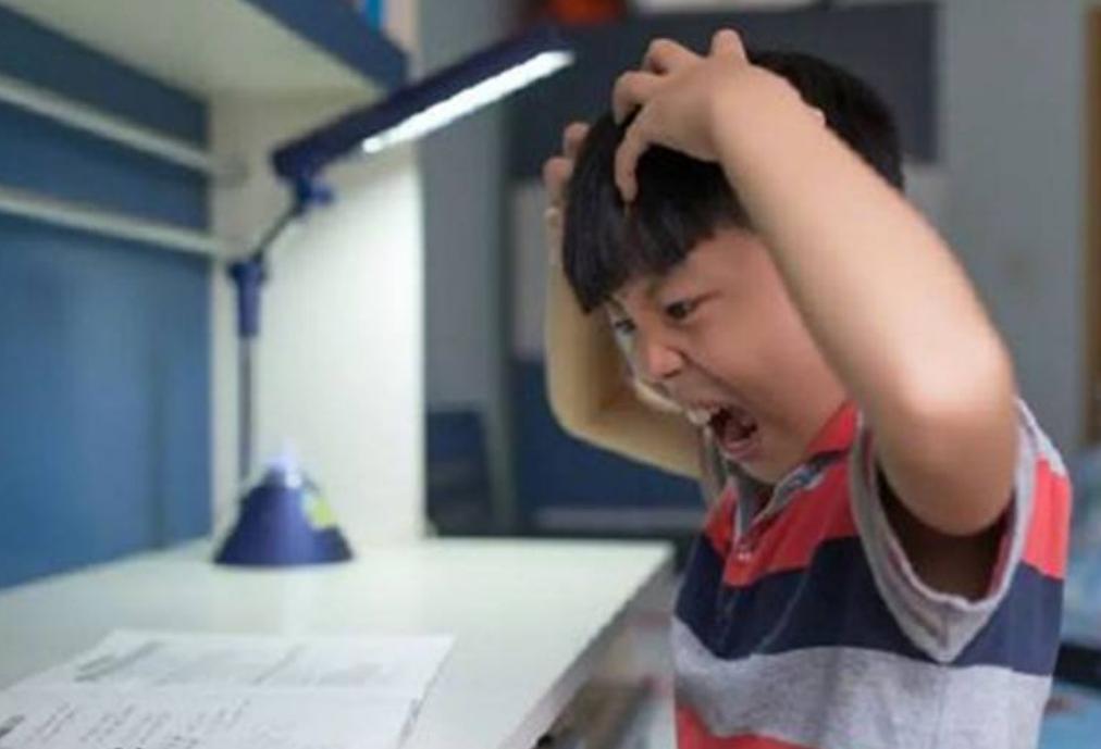 小学生被老师踢裂*体下**，*裤内**上一滩血，妈妈无法理解