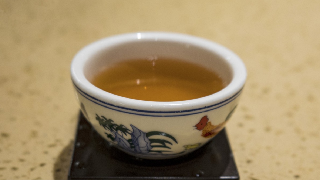 65小伙过量喝奶茶患近10种疾病,一男子因常年喝浓茶患病