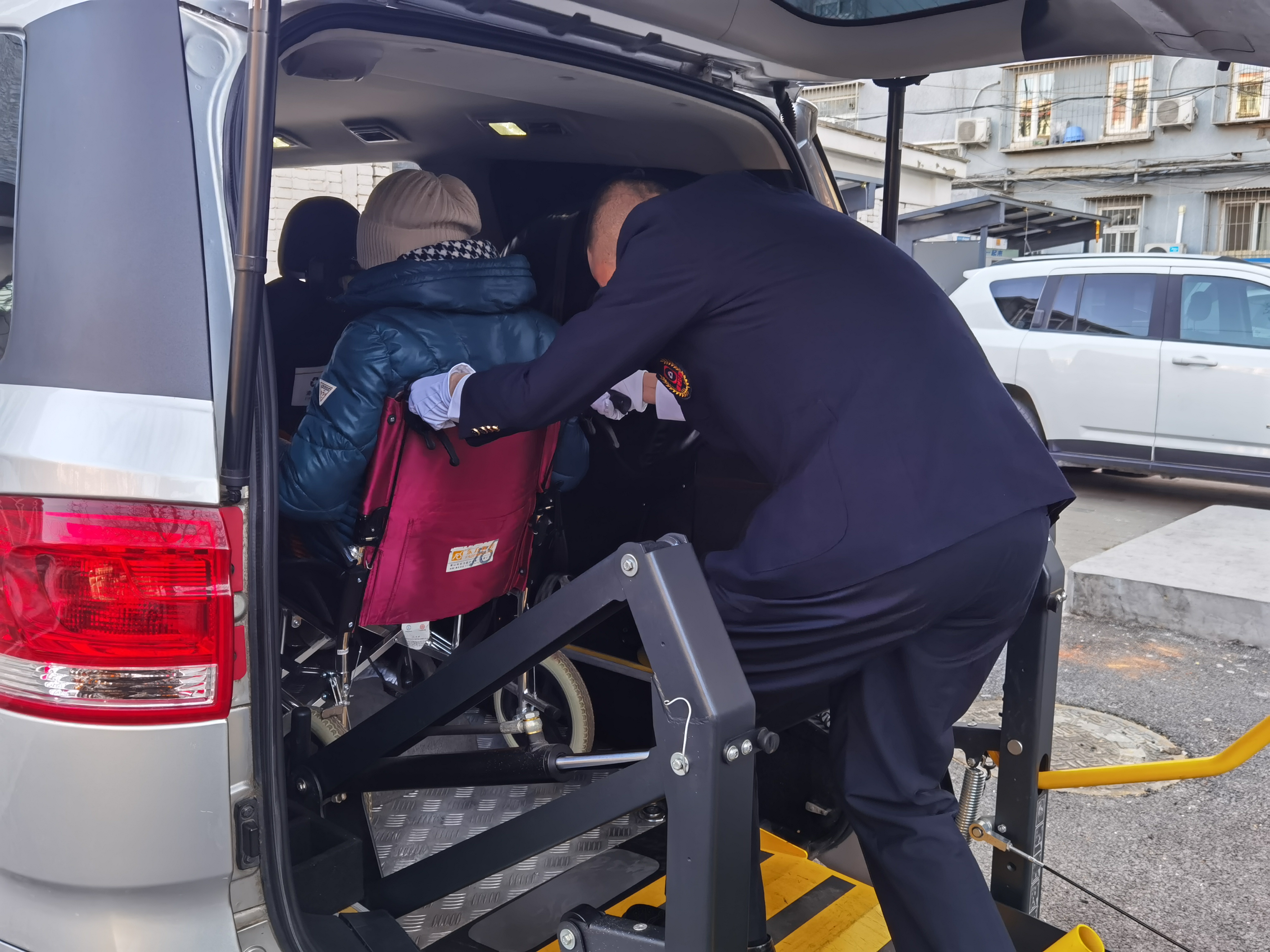 后座放轮椅、车费差额能报销，北京上线200多辆无障碍网约车