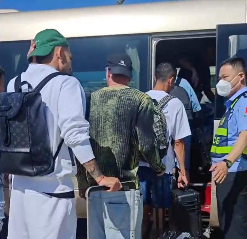 梅西私人飞机抵达北京视频,梅西乘坐私人飞机去卡塔尔